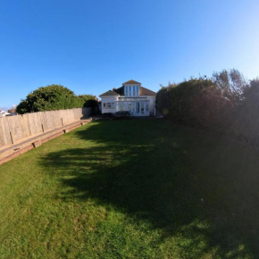 Spacious Modern Family House 2 Mins Walk To Beach